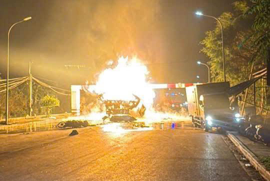 巨大爆炸声后,油罐车猛烈燃烧,警方正在查明伤亡情况